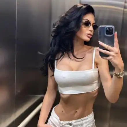 Мис България взриви социалните мрежи с горещо асансьорно селфи!