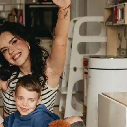 Скандалната Мона Гочев взриви съседите с танци на Рики Мартин!