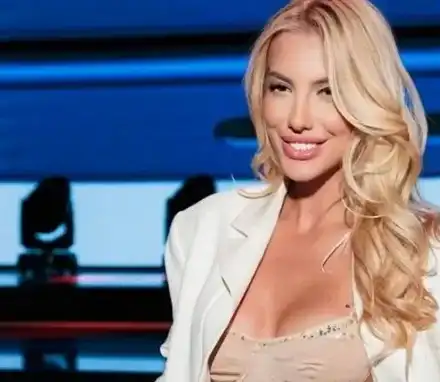 Маги Томова шокира с опасно шофиране без ръце!