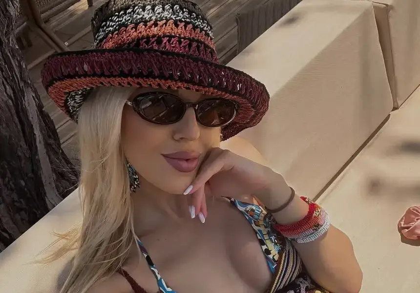 Натали Трифонова разтърсва Гърция с бременния си блясък!