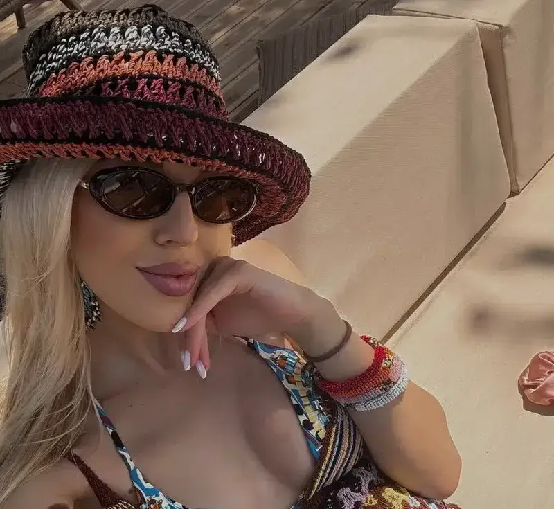 Натали Трифонова разтърсва Гърция с бременния си блясък!