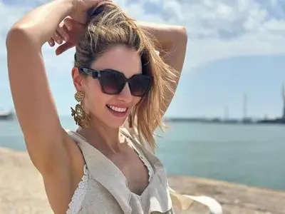 Нети: Дори на плажа, тя не спира да работи!