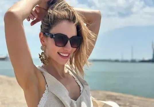 Нети: Дори на плажа, тя не спира да работи!