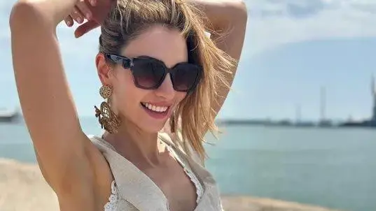 Нети: Дори на плажа, тя не спира да работи!