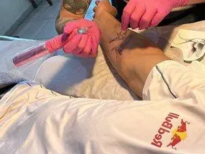 Никола Цолов шокира с новия си стил и татуировки в София!