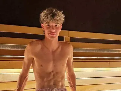 Никола Цолов шокира с новия си стил и татуировки в София!