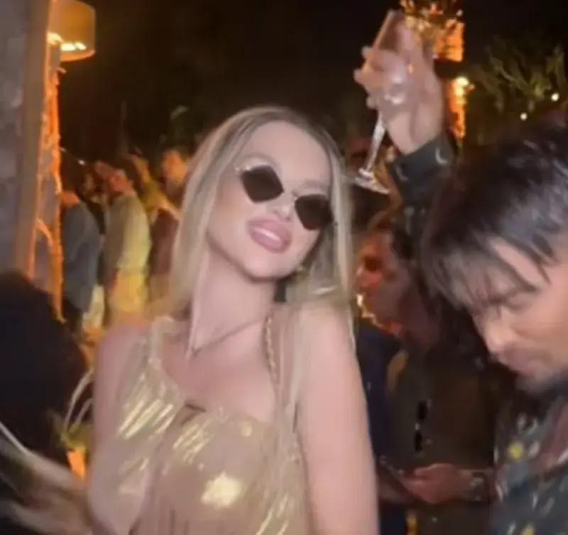 Пачавра! Велина Узунова тръгна без гащи. Котето й плаче за бръснач (УНИКАЛНИ СНИМКИ)