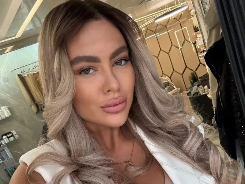 Рекорд! Чалга певицата Малена заби 70-годишен