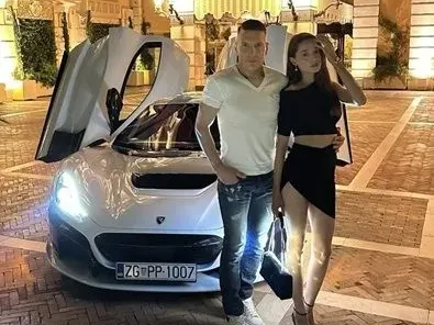 Ревност или завист: Евгени Генчев захапа Валерия, тя обаче го заби в земята! (ВИЖ ТУК)