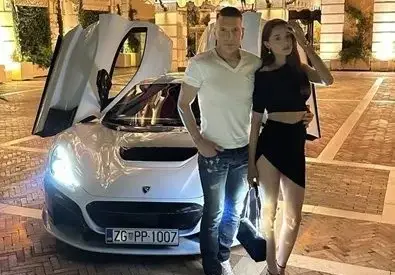 Ревност или завист: Евгени Генчев захапа Валерия, тя обаче го заби в земята! (ВИЖ ТУК)