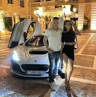 Ревност или завист: Евгени Генчев захапа Валерия, тя обаче го заби в земята! (ВИЖ ТУК)