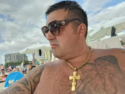 Шок! Фалшивата мутра Дино Глигана на евтиния плаж в Слънчака!