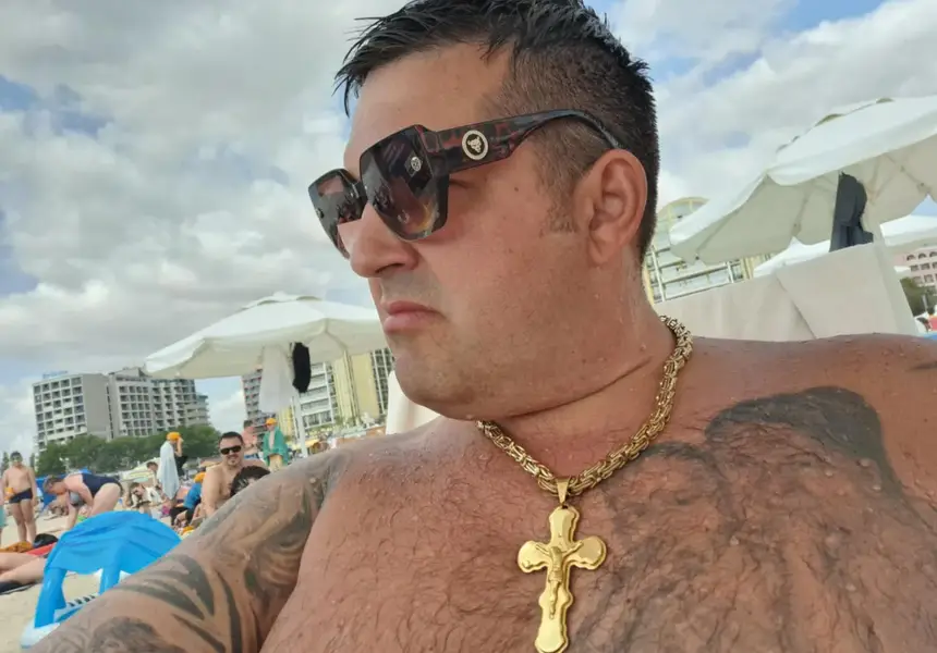 Шок! Фалшивата мутра Дино Глигана на евтиния плаж в Слънчака!