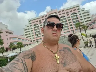 Шок! Фалшивата мутра Дино Глигана на евтиния плаж в Слънчака!