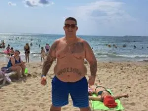 Шок! Фалшивата мутра Дино Глигана на евтиния плаж в Слънчака!