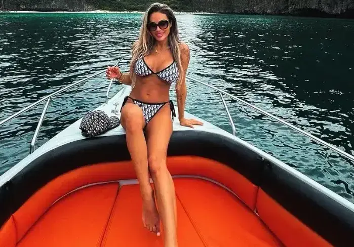 Русата Златка с КРИВ СИЛИКОН, но самочувствие до небето (Снимки)