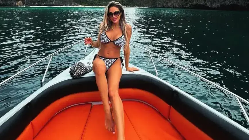 Русата Златка с КРИВ СИЛИКОН, но самочувствие до небето (Снимки)