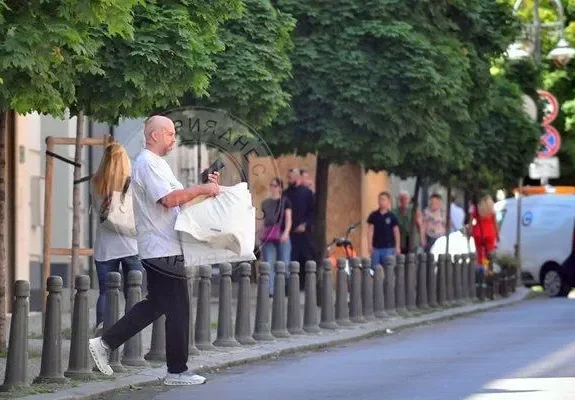 Ники Михайлов разпилява хилядарки в бутици на София!