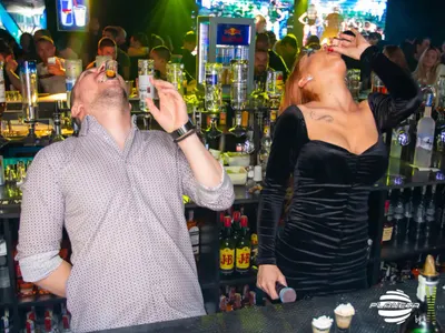 ЩЕ ПАДНЕТЕ!! Появиха се кадри, на които Емануела прави... свирки! Оказа се много добра! (СНИМКИ)