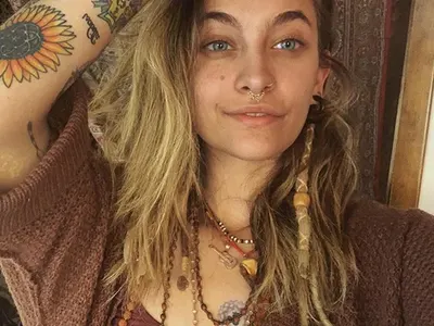 Скандалът е на лице! Парис Джексън влюбена в фризьорка!