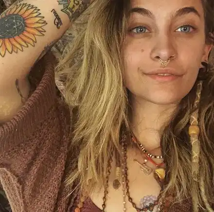 Скандалът е на лице! Парис Джексън влюбена в фризьорка!