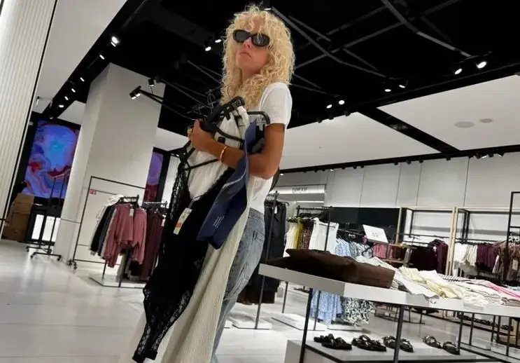 Щерката на Радев в секси бельо: Кой ще е късметлията?