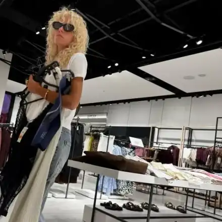 Щерката на Радев в секси бельо: Кой ще е късметлията?