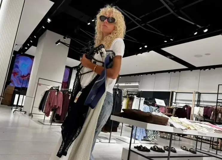 Щерката на Радев в секси бельо: Кой ще е късметлията?