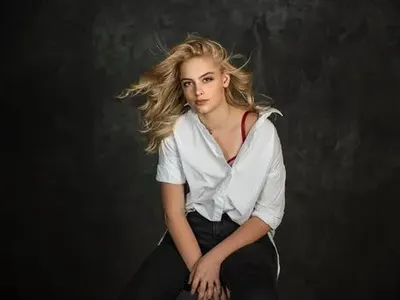 Скандалната дъщеря на Вергов дебютира с песен като от детски анимации!