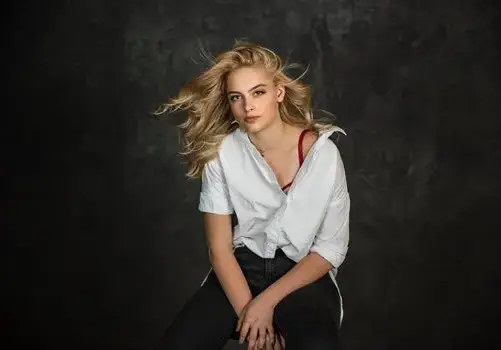 Скандалната дъщеря на Вергов дебютира с песен като от детски анимации!