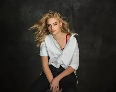 Скандалната дъщеря на Вергов дебютира с песен като от детски анимации!