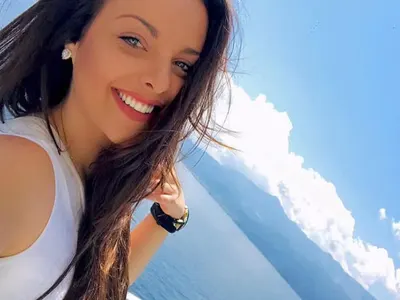 Симона Загорова катери връх Ботев  с къса пола (СНИМКИ)