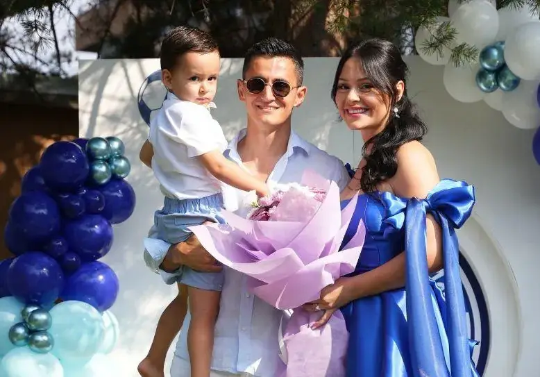 Синът на Радост и Мечката става футболист (Двойката загуби близнаци преди 5 месеца)