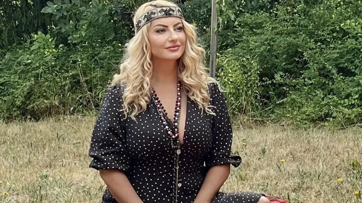 След развода: Нели от „Търси се“ съвсем слънчаса! (Прекръсти се на Въздигната от Бог)