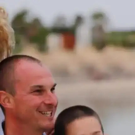 След развода с кръшкача Бакърджиев: Хубавата Гергана Гунчева ПОСЪРНА! (на море е с децата, но е тъжна - СНИМКИ)