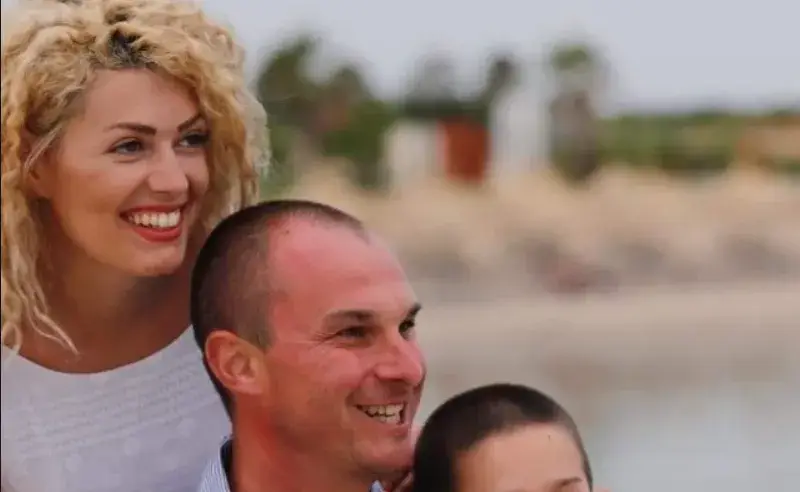 След развода с кръшкача Бакърджиев: Хубавата Гергана Гунчева ПОСЪРНА! (на море е с децата, но е тъжна - СНИМКИ)