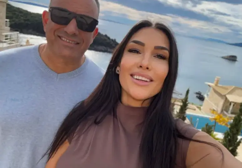 СМЯХ!! Любимата на Юксел Кадриев стана бизнес дама: Продава ДВА корсета в онлайн бутика си! (СНИМКИ)