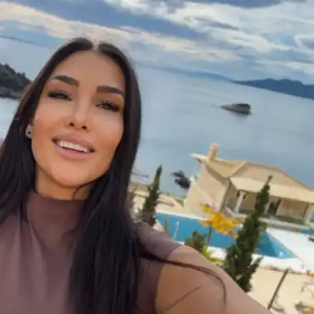 СМЯХ!! Любимата на Юксел Кадриев стана бизнес дама: Продава ДВА корсета в онлайн бутика си! (СНИМКИ)