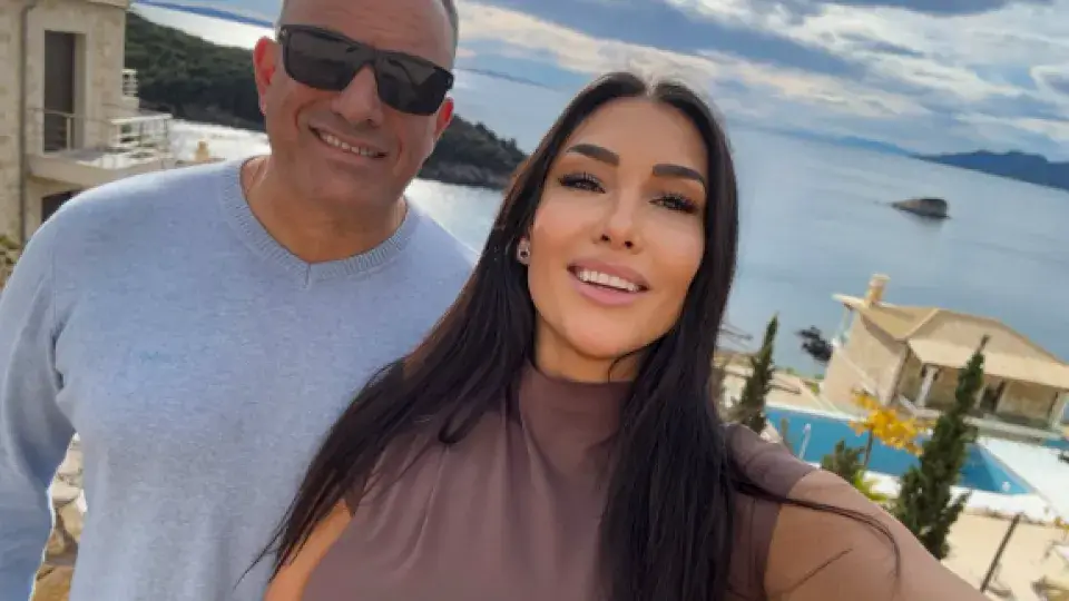 СМЯХ!! Любимата на Юксел Кадриев стана бизнес дама: Продава ДВА корсета в онлайн бутика си! (СНИМКИ)