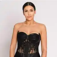 СМЯХ!! Любимата на Юксел Кадриев стана бизнес дама: Продава ДВА корсета в онлайн бутика си! (СНИМКИ)