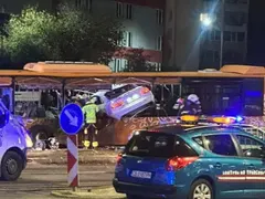 Скандално младежко безумие! 21-годишен шофьор се вряза в автобус!