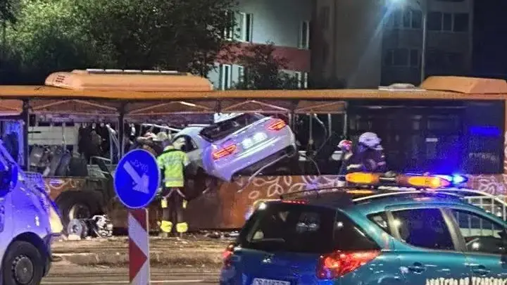 Скандално младежко безумие! 21-годишен шофьор се вряза в автобус!