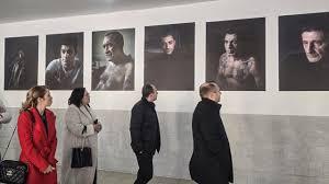 Карамазов, извратен ли си, че се вдъхновяваш от жестоки убийци? СНИМКИ
