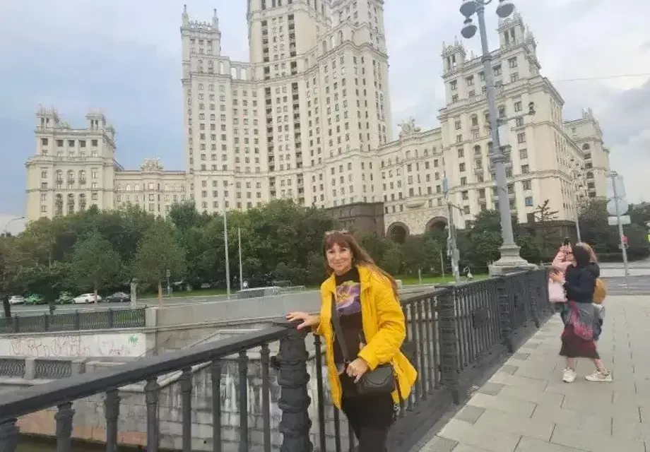 Наша певица се снима пред най-скъпата сграда в Русия
