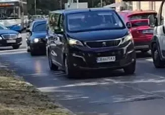 Защо Румен Радев се движи като наркобос с кортеж от 8 лимузини?