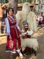 Фолклорен трилър в Жеравна! : Попиляха Рупецова: Майкъл Джексън в носия