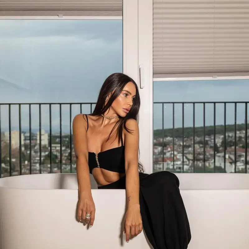 Алисия шокира с гореща фотосесия във вана без вода!