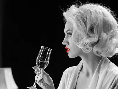 Анна Кошко скандализира публиката като Мерилин Монро