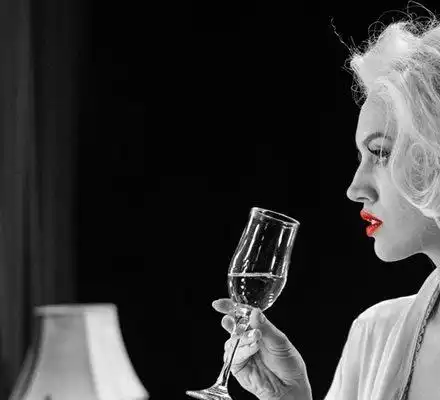 Анна Кошко скандализира публиката като Мерилин Монро