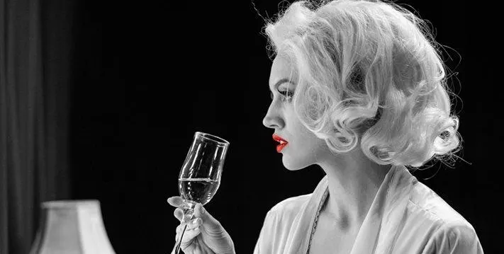 Анна Кошко скандализира публиката като Мерилин Монро